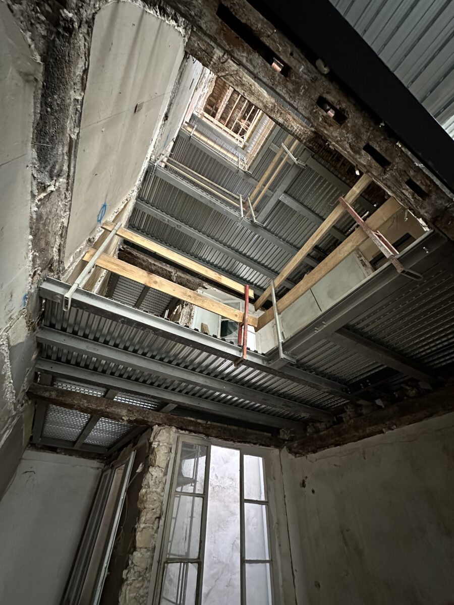 Trémies d’escalier et ascenseur : comment anticiper ces travaux lourds